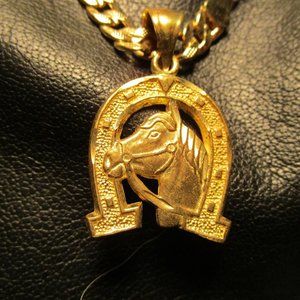 Ladies 18k gold necklace with 18k gold pendant